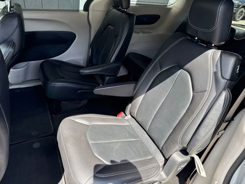 Used 2022 Chrysler Pacifica Touring-L FWD image 25