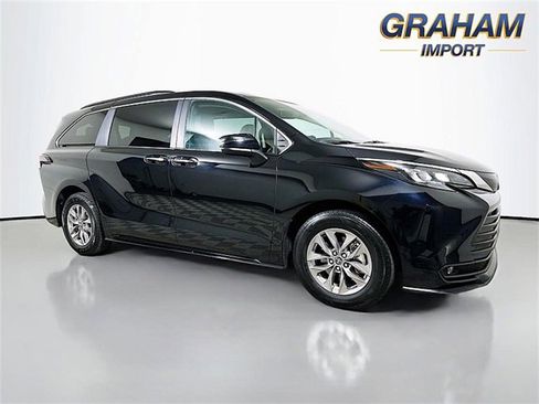 Used 2025 Toyota Sienna XLE image 1