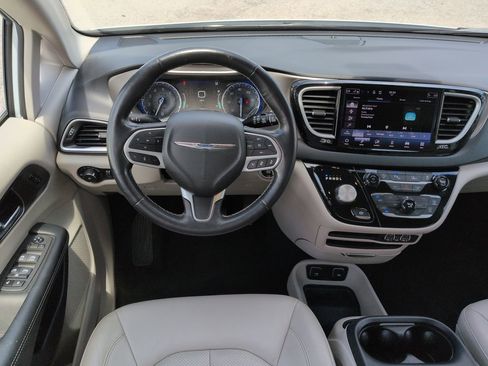 Used 2021 Chrysler Pacifica Touring-L FWD image 16