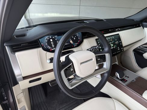 Used 2025 Land Rover Range Rover Long Wheelbase SE AWD/4WD image 4