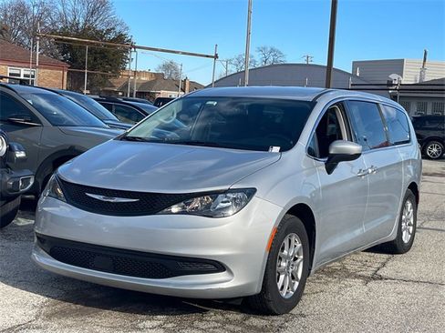 Used 2022 Chrysler Voyager LX image 2
