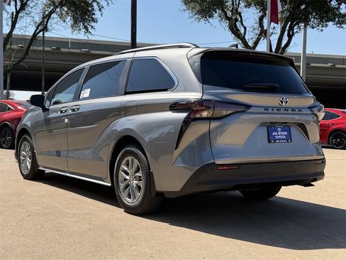 New 2026 Toyota Sienna XLE image 7