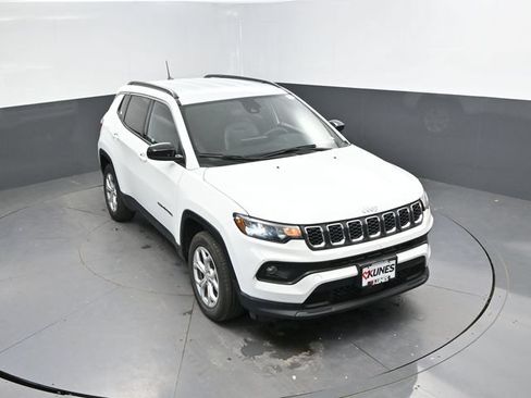 Used 2024 Jeep Compass Latitude AWD/4WD image 36