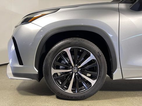 Used 2021 Toyota Highlander XSE FWD image 11