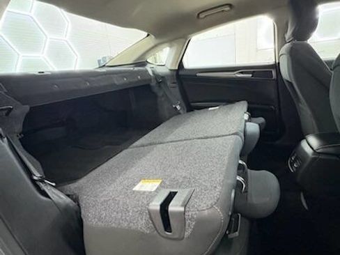 Used 2017 Ford Fusion SE w/ Fusion SE Technology Package image 14