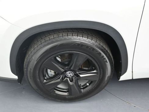 Used 2024 Toyota Highlander LE image 9