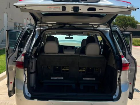Used 2015 Toyota Sienna XLE w/ XLE Navigation Package FWD image 11