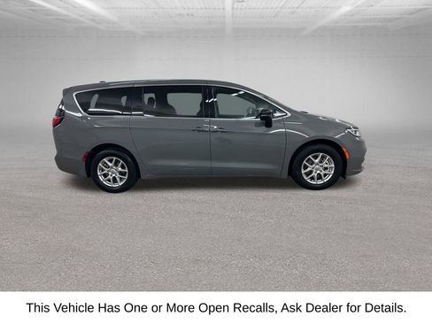 Used 2025 Chrysler Pacifica Select FWD image 15