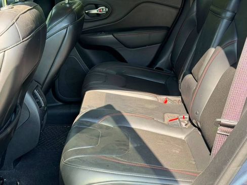 Used 2019 Jeep Cherokee Trailhawk w/ Cold Weather Group AWD/4WD image 11