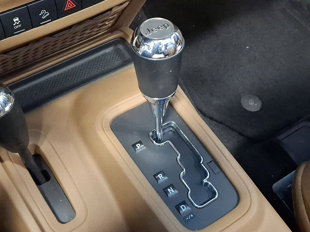 Used 2014 Jeep Wrangler Sahara w/ Dual Top Group AWD/4WD image 18