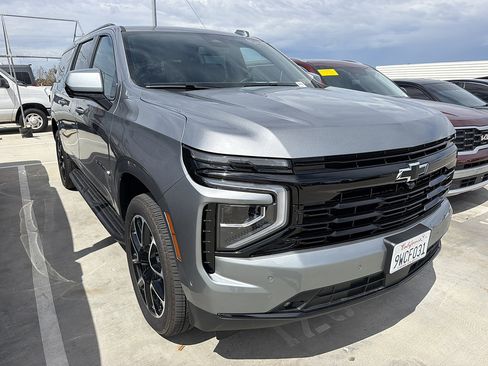 Used 2026 Chevrolet Suburban RST RWD image 3