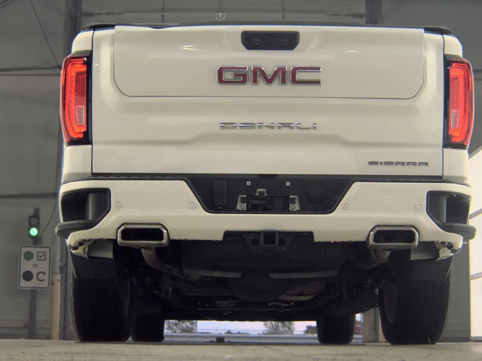 Used 2022 GMC Sierra 1500 Denali w/ Technology Package AWD/4WD image 7