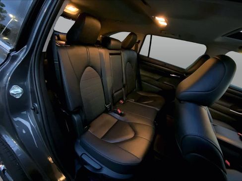 Used 2025 Toyota Highlander XLE FWD image 17