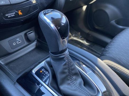 Used 2020 Nissan Rogue SV image 14