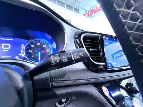 Used 2025 Chrysler Pacifica Limited FWD image 19