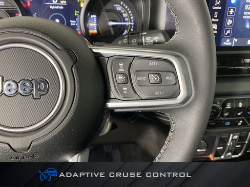 Used 2025 Jeep Wrangler Sahara image 23