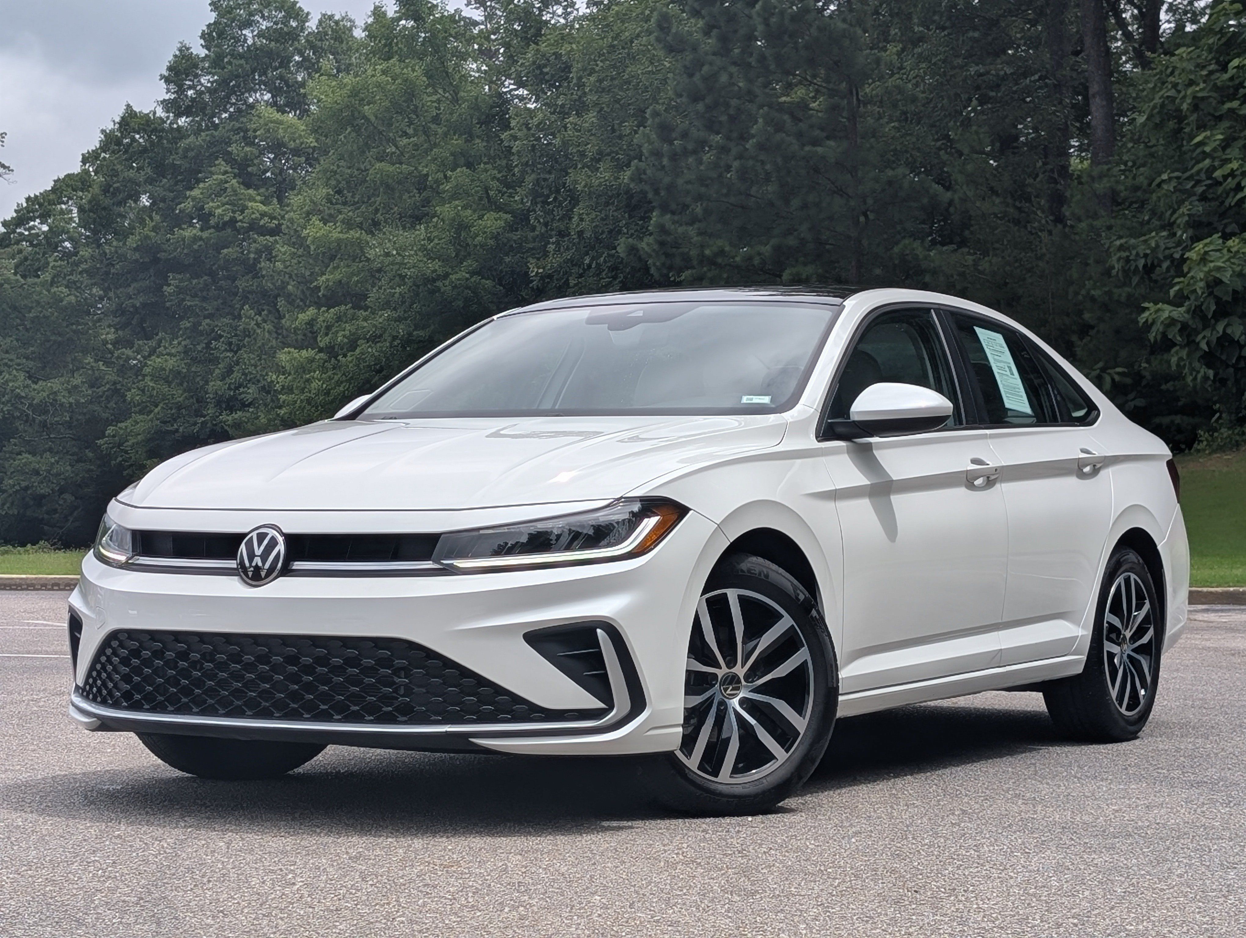 Used 2025 Volkswagen Jetta SE w/ Sunroof Package FWD image 4