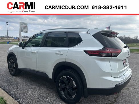 Used 2024 Nissan Rogue SV w/ SV Premium Package image 4