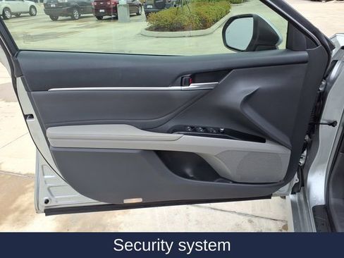 Used 2018 Toyota Camry XLE FWD image 13