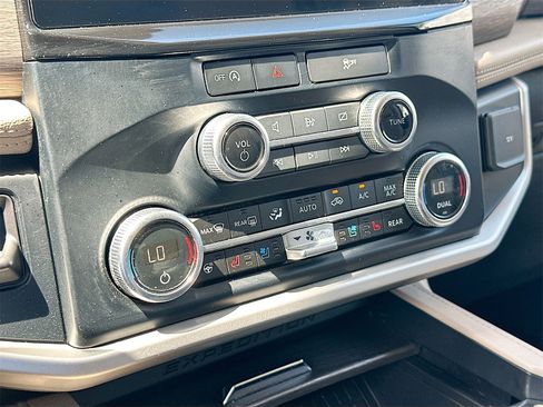 Used 2024 Ford Expedition Limited image 16