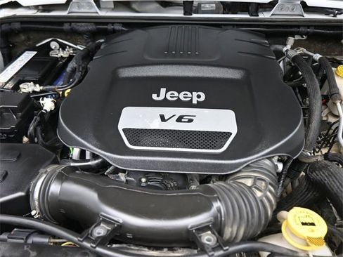 Used 2017 Jeep Wrangler Unlimited Sahara w/ Connectivity Group image 33