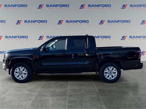 Used 2022 Nissan Frontier SV image 2