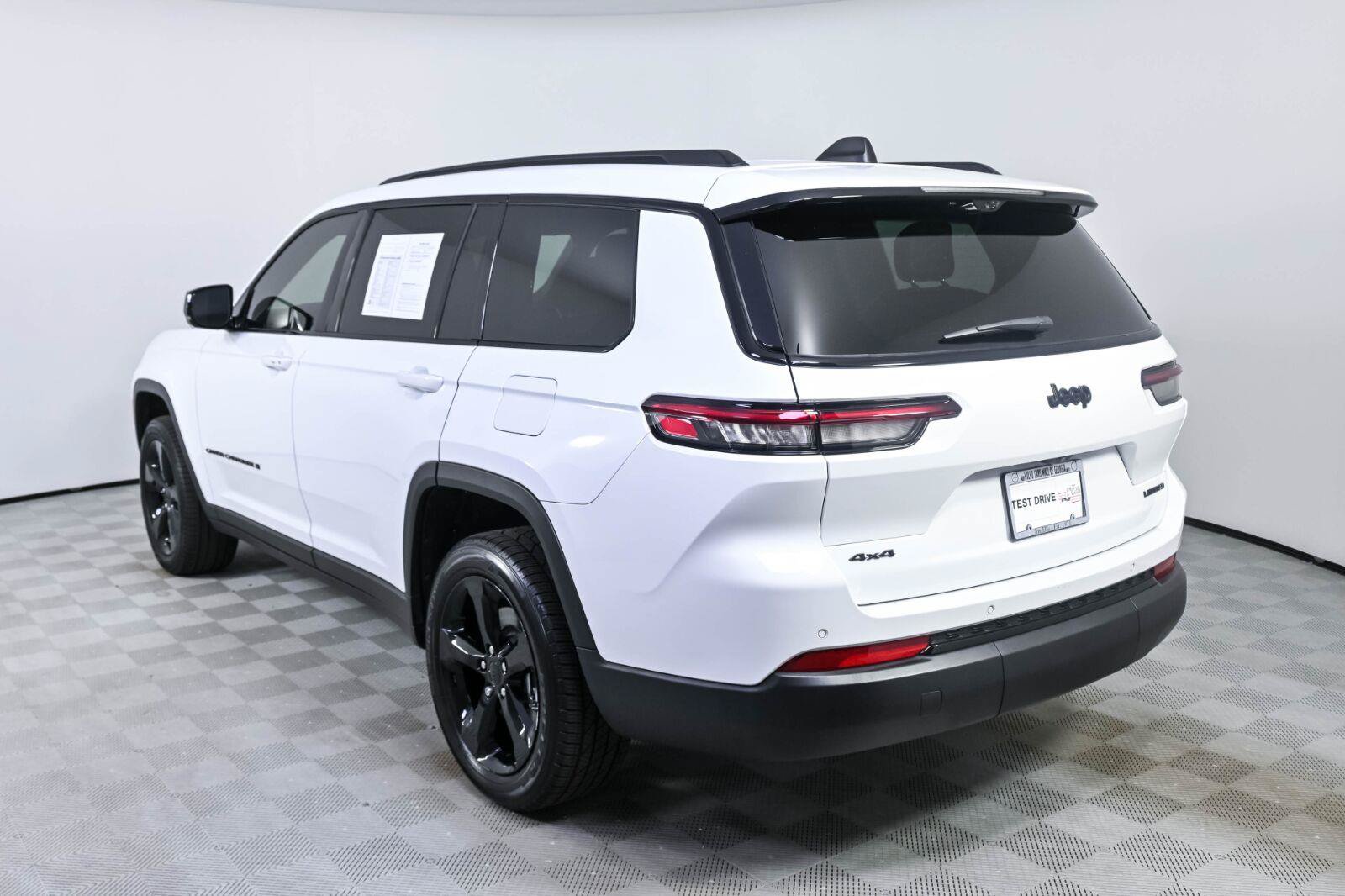 Used 2024 Jeep Grand Cherokee L Limited w/ Luxury Tech Group II AWD/4WD image 3