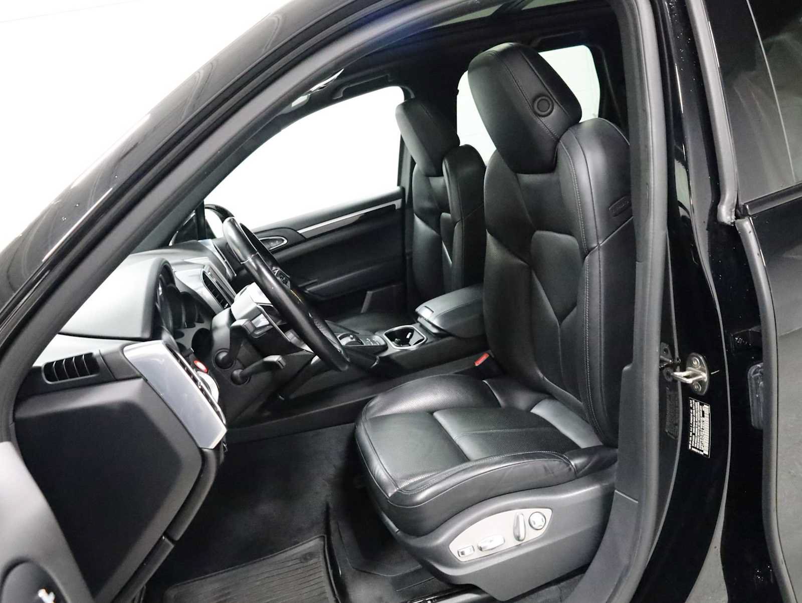 Used 2017 Porsche Cayenne S AWD/4WD image 5