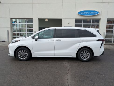 Used 2025 Toyota Sienna LE image 10