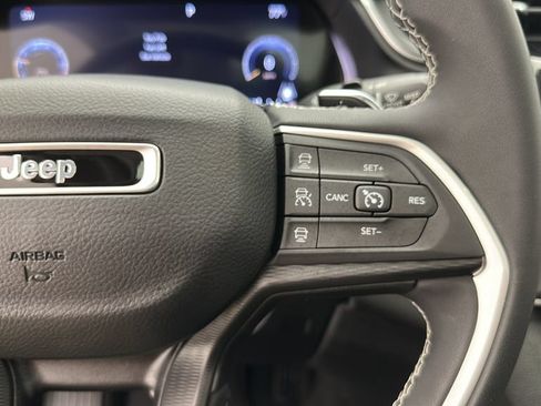 Used 2023 Jeep Grand Cherokee Laredo AWD/4WD image 18