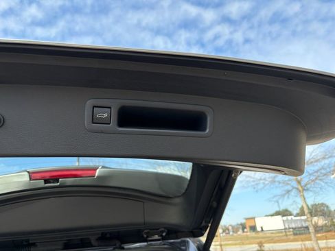 Used 2025 Toyota Highlander XLE image 11