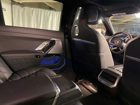 Used 2023 BMW 740i w/ Parking Assistance Package image 8