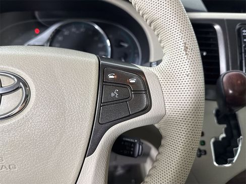 Used 2014 Toyota Sienna XLE image 38
