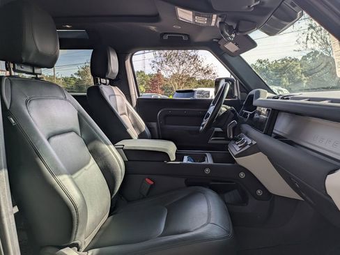 Used 2023 Land Rover Defender 90 S image 32