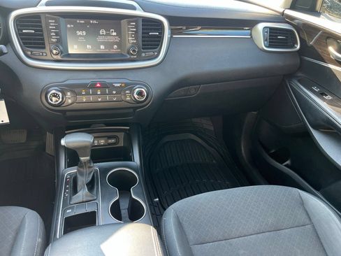 Used 2020 Kia Sorento LX FWD image 34