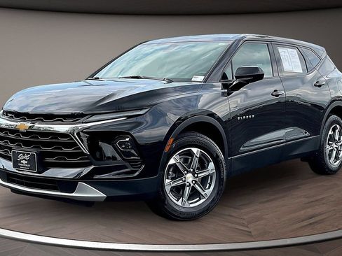 Used 2023 Chevrolet Blazer LT FWD image 3