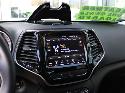 Used 2019 Jeep Cherokee Limited w/ Luxury Group image 19