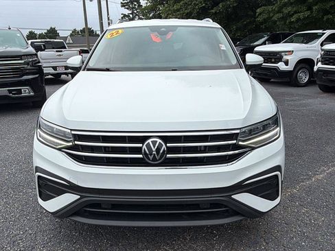 Used 2022 Volkswagen Tiguan SE FWD image 2