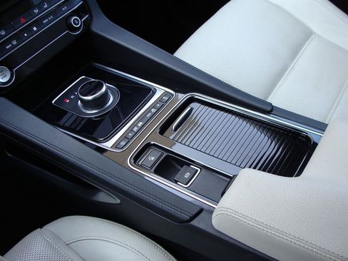 Used 2020 Jaguar F-PACE Prestige AWD/4WD image 16