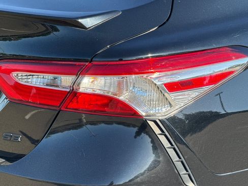 Used 2020 Toyota Camry SE w/ Blackout Package FWD image 46
