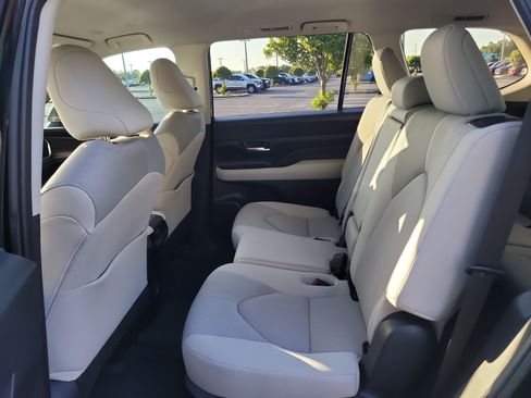 Certified 2025 Toyota Grand Highlander FWD image 15