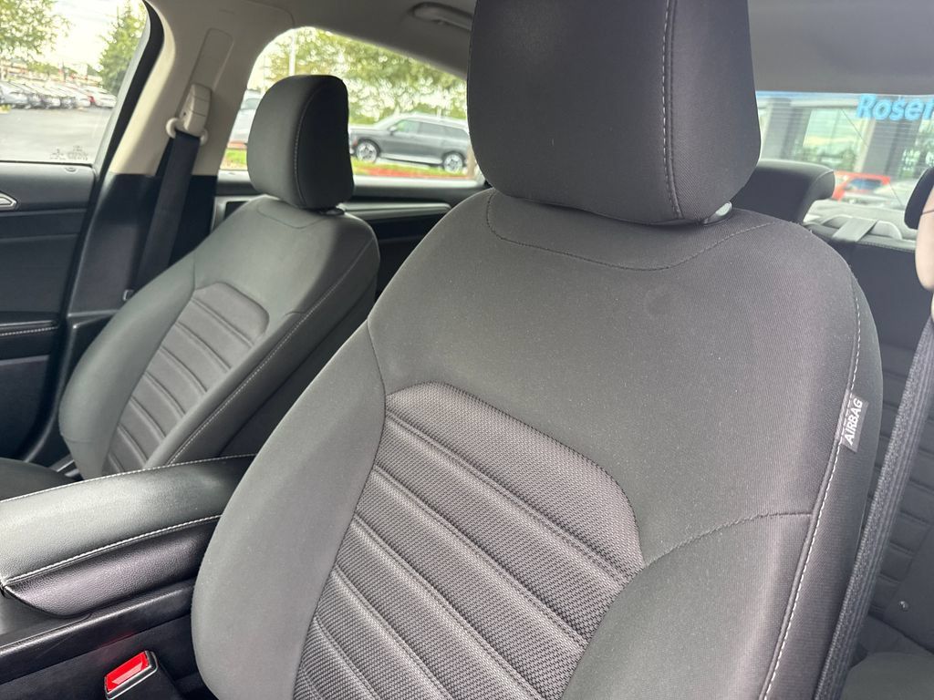 Used 2020 Ford Fusion SE FWD image 12