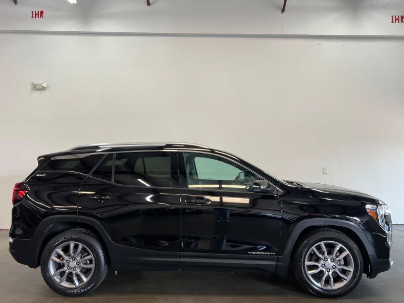 Used 2023 GMC Terrain SLT FWD image 2