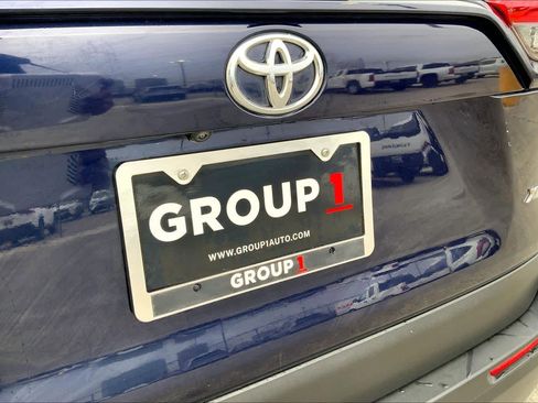 Used 2021 Toyota RAV4 XLE Premium image 9