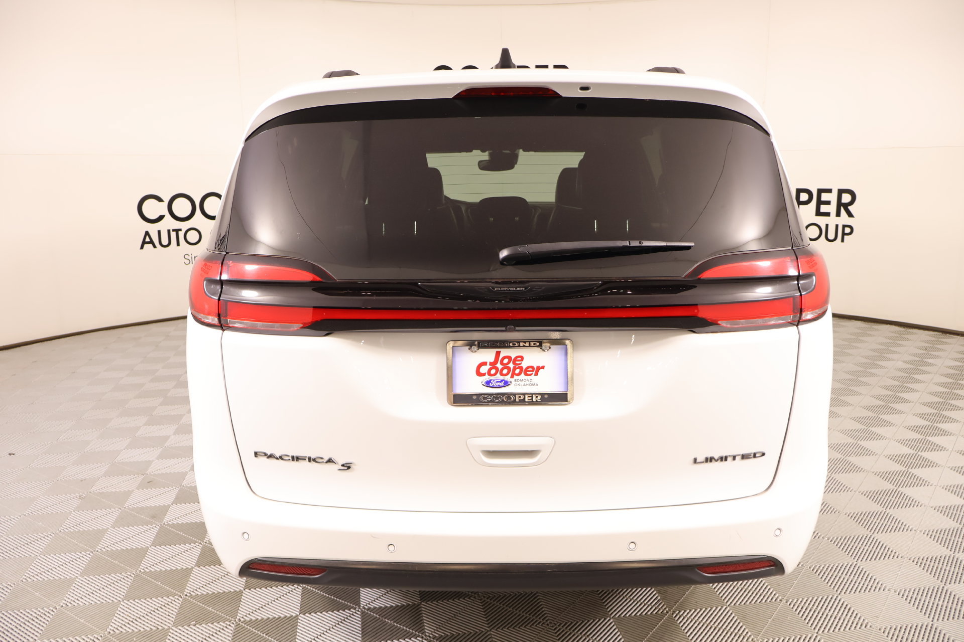 Used 2025 Chrysler Pacifica Limited FWD image 25