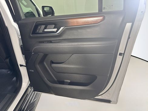 Used 2025 GMC Yukon XL Denali AWD/4WD image 28