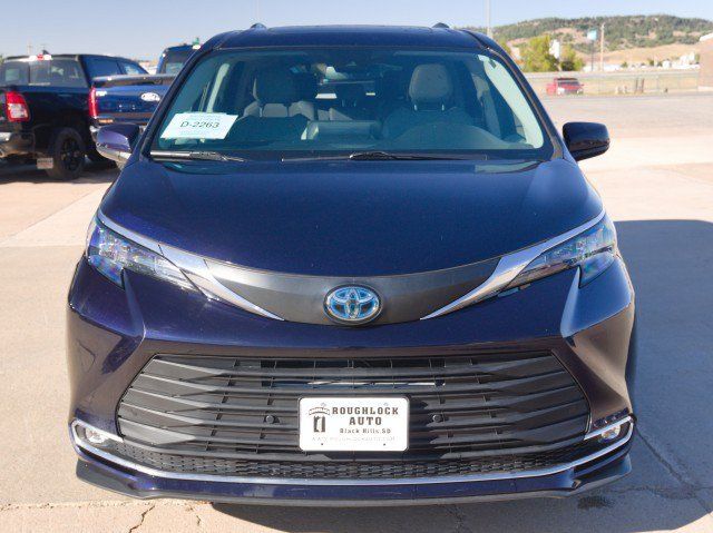 Used 2024 Toyota Sienna XLE FWD image 6