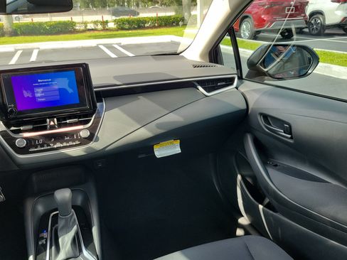 Used 2025 Toyota Corolla LE FWD image 17