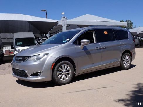 Used 2018 Chrysler Pacifica Touring-L FWD image 6
