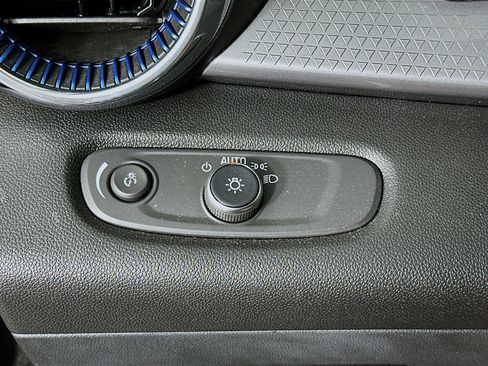 Used 2025 Chevrolet Trax LT image 17